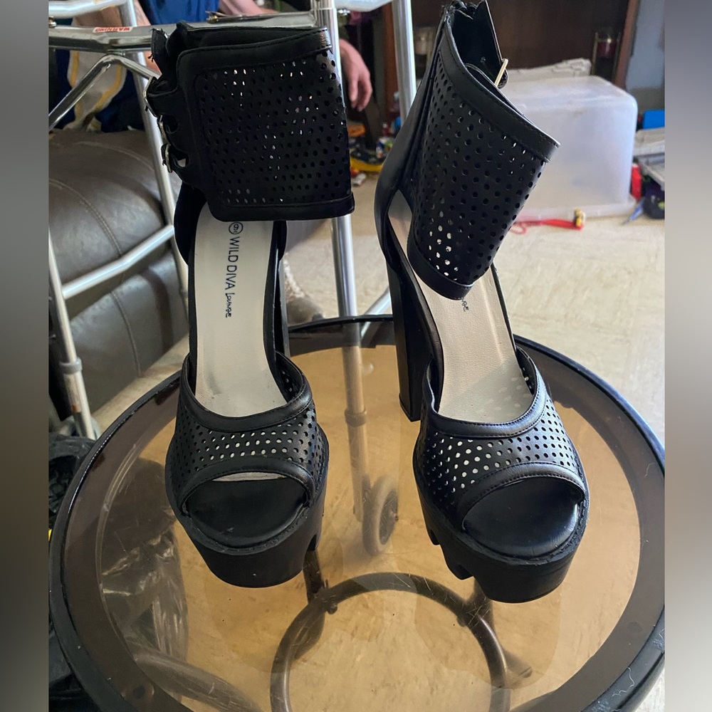 Women’s chunky Ankle high heels 💋💋💋